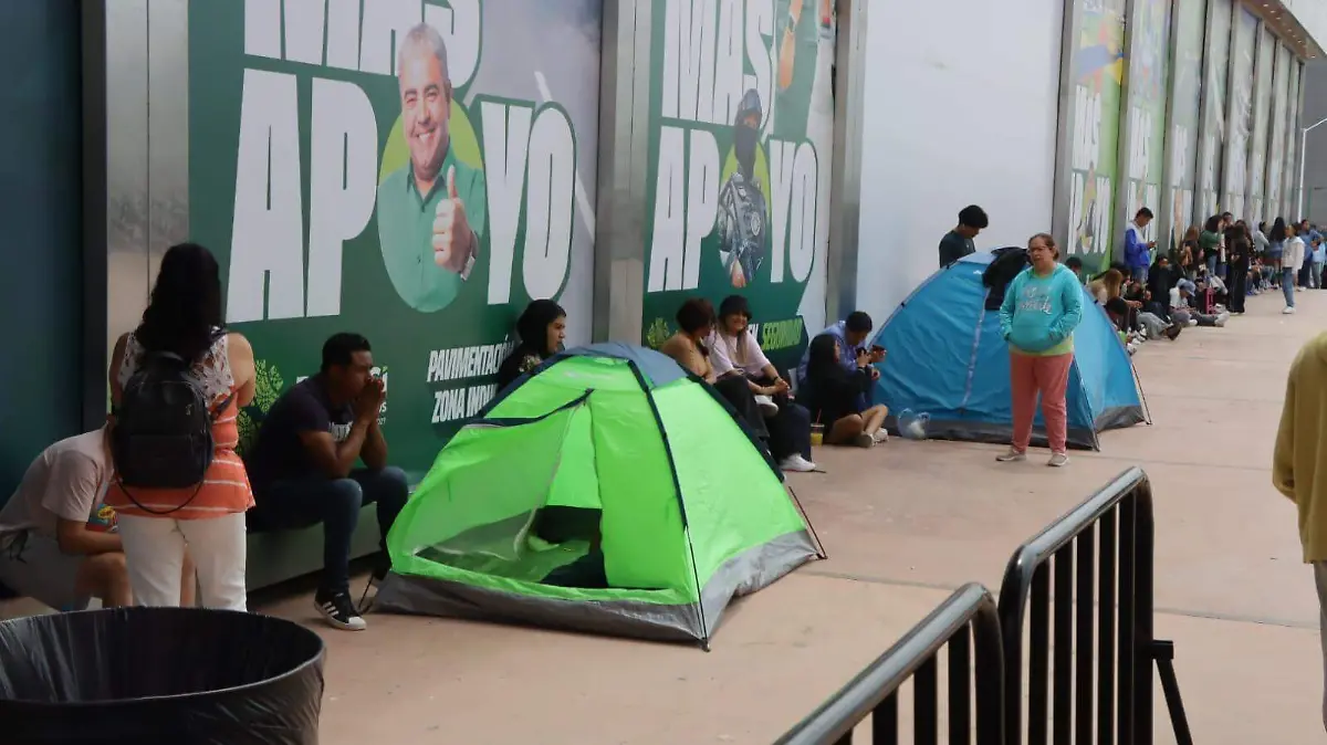 fans de maluma acampan en la fenapo (1)